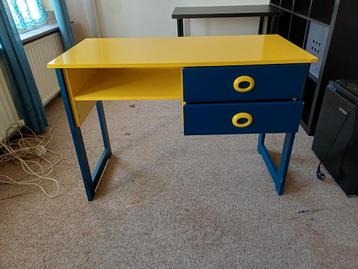 Leuk bureau met lades, geel en blauw.