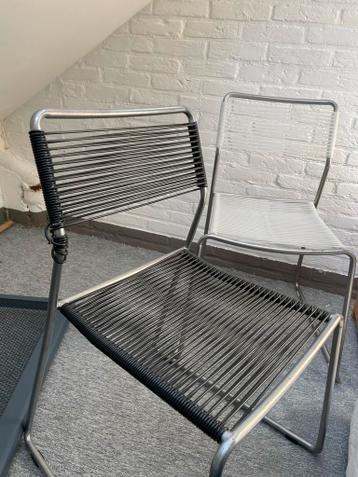 Set van 2 stoelen: wit en zwart met metalen frame
