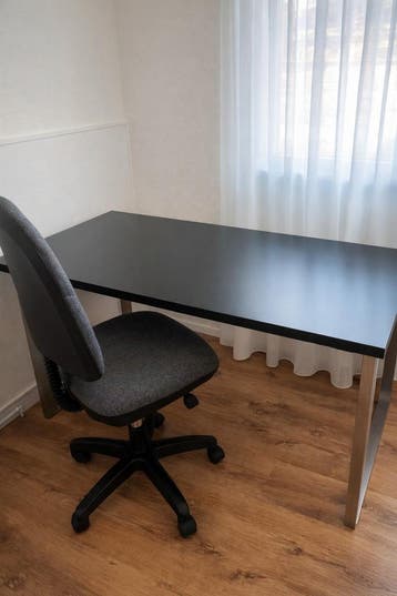 Bureau met bureaustoel – nette staat