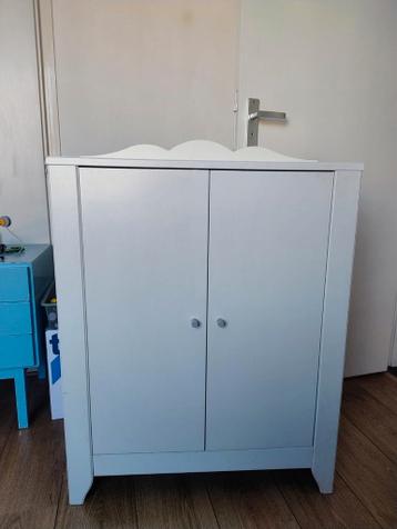 Gratis af te halen: Lief klein kastje met 1 legplank