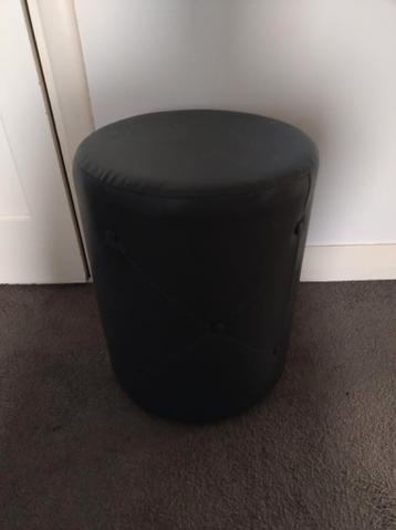 GRATIS leuke kunstlederen poef 50cm hoog