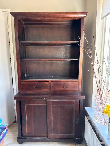 Mooie oude houten kast met lades en schuifdeuren