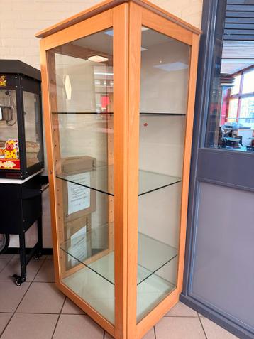 Gratis af te halen: Nette vitrinekast met glazen planken