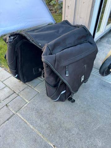 Gratis Zwarte dubbele fietstas - Ruim en praktisch T.e.a.b.