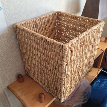 Grote vierkante rieten mand voor opslag