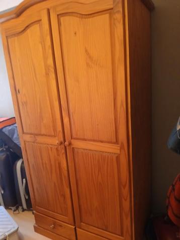 Gratis op te Houten kledingkast met legplanken en hangruimte