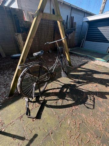 Oude omafiets, gratis af te halen voor onderdelen