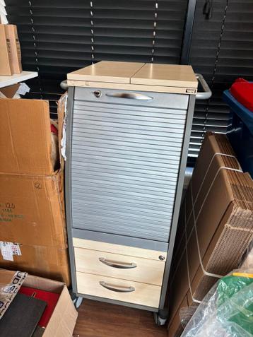 Archief kast op wielen