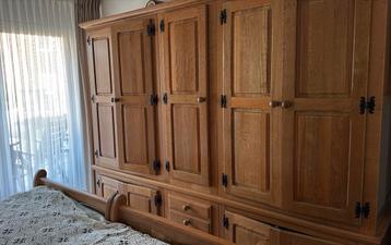 Eiken slaapkamer: bed, kledingkast en nachtkastjes