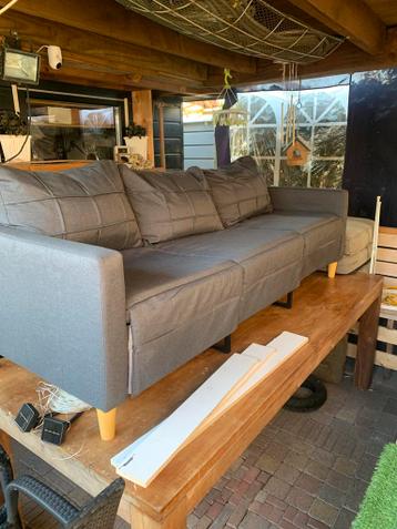 Driezitsbank gratis af te halen met voete bankje