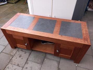 Houten TV-meubel met stenen blad