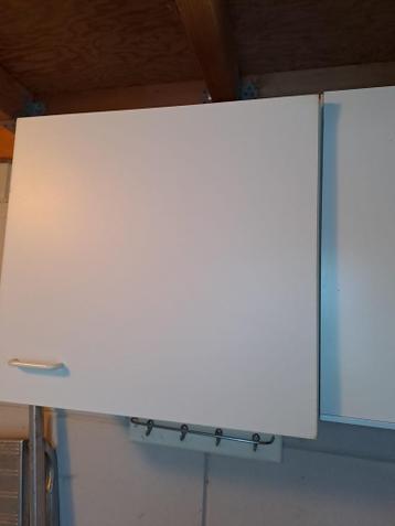 Witte keukenkast met planken en ophanghaken