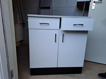 Wit keukenkastje met lades en deuren