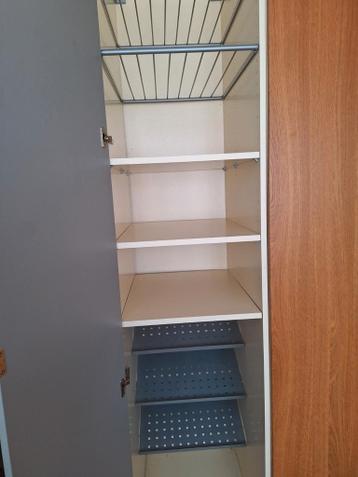 Gratis kledinghoekkast met barst in spiegel