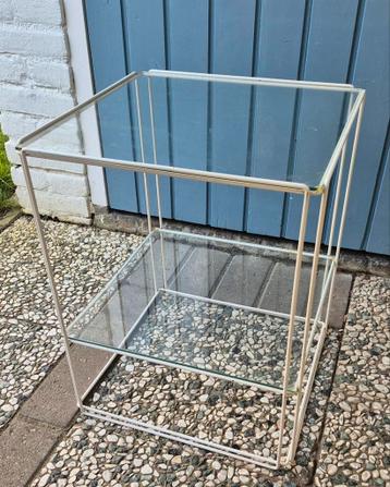 Gratis af te halen glazen tafeltje - 48 cm hoog, 38 cm breed