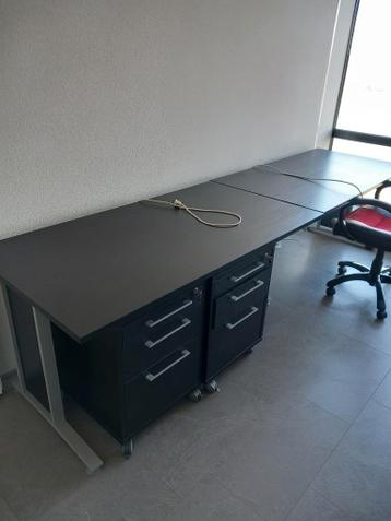 Gratis 2 Bureautafels met 2 losse kastjes en 1 stoel