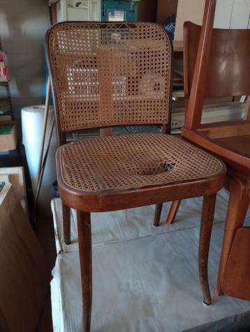 Kapotte rotan stoel gratis voor wie er nog wat aan heeft