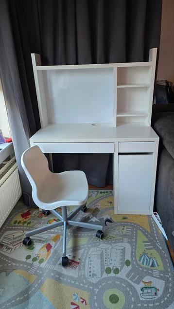Gratis bureau, bureaustoel en speelkleed