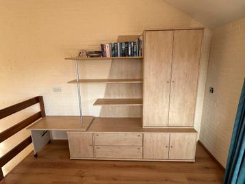 GRATIS! licht houten boekenkast incl. bureautje