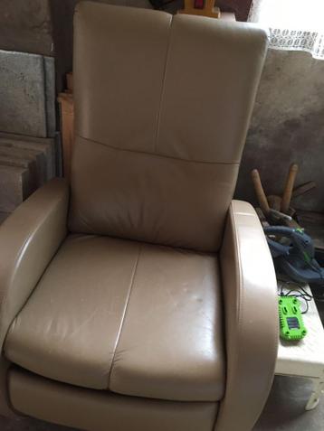 Gratis af te halen: Bruine lig fauteuil (gebruikt)
