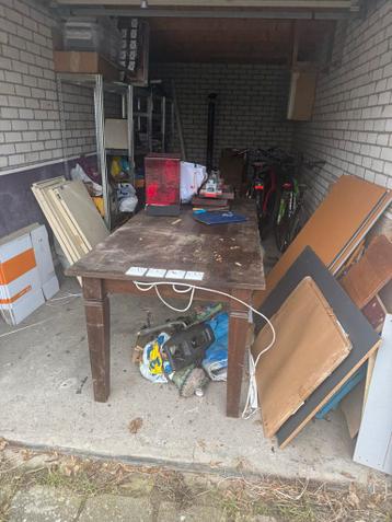 Robuuste tafel met ingebouwde stopcontacten