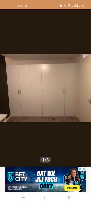 Witte kledingkast met deuren en hangruimte