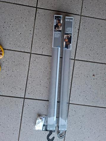 Twee nieuwe verduisterende rolgordijnen, grijs