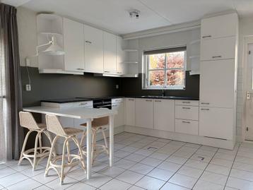 Moderne keuken met Siemens apparatuur en granieten blad