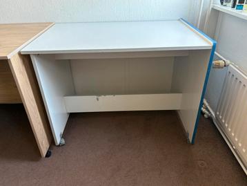 Compact wit tafeltje met blauwe accenten en wieltjes