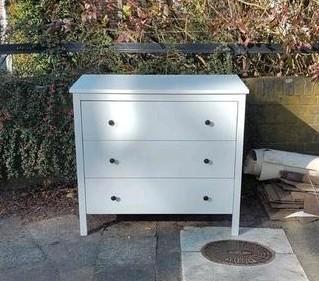 Kastje staat aan de straat, gratis af te halen