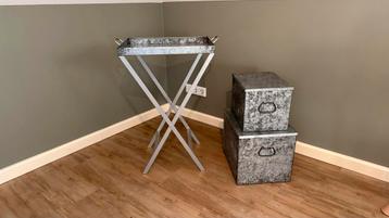 Metalen dienbladtafel met opbergboxen