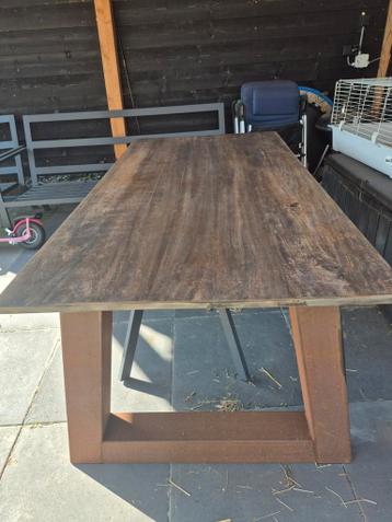 Eetkamertafel met industriële poten