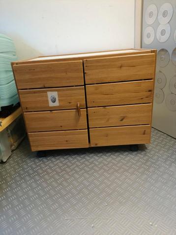 Houten kastje op wieltjes - gratis af te halen