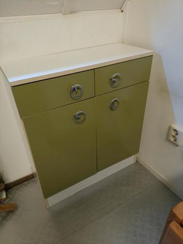 Groen kastje met lades en deurtjes - gratis af te halen