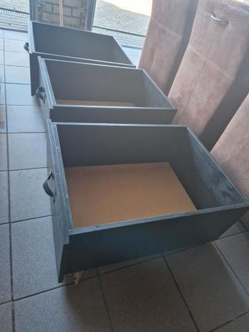 3 grote schuiven op wieltjes voor ev. Onder bed