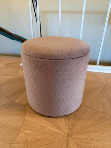 Gratis: tafellamp, poefje en 2 snoeren lampjes