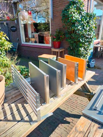 Wandplanken met ophangsysteem en pannenrek