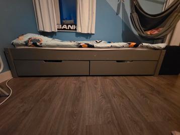 Gratis eenpersoonsbed met 2 opberglades en lattenbodem