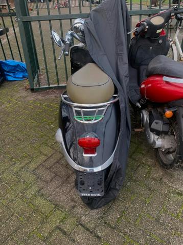 scooter zonder kentekenplaten.