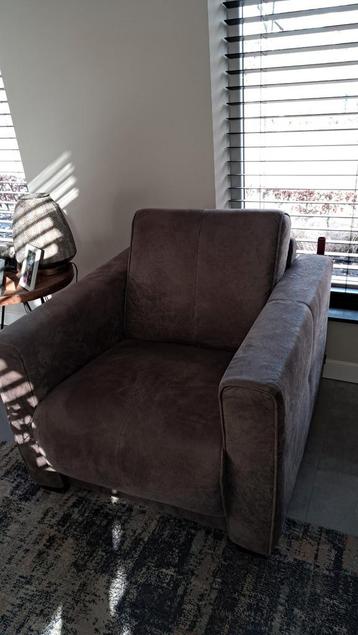 Ruime drie zitsbank en stoel. Bruin grijs