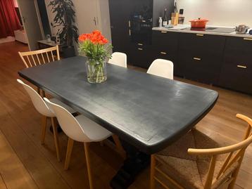 Robuuste Zwarte Eettafel - Perfect voor Gezellige Diners