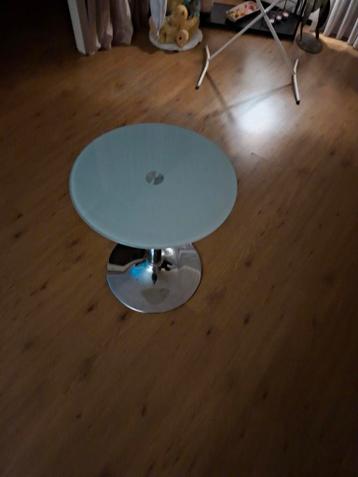 Gratis af te halen: Glazen tafeltje met chromen voet