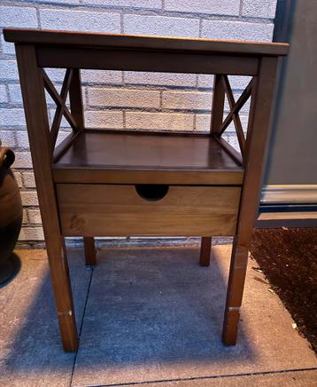 Gratis ophalen: bijzettafeltje, nachtkastje, grenen