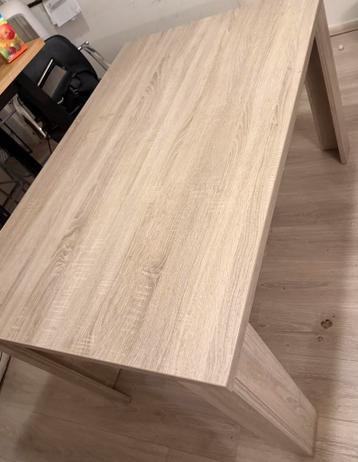 Eetkamer tafel zonder stoelen!