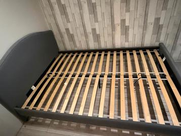 GRATIS bed.140x200. Het hoofdbord is antraciet