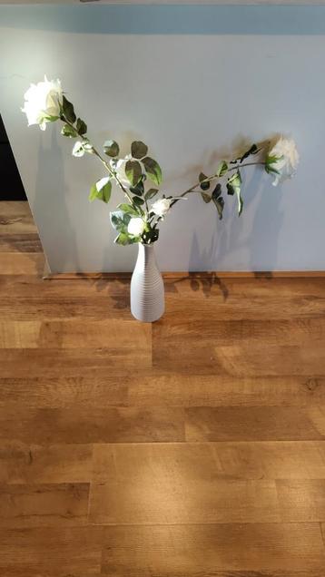Vaas met witte kunstrozen - lichte beschadiging