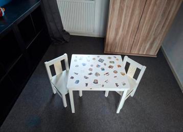Gratis! Setje kindertafel + 2 stoeltjes.