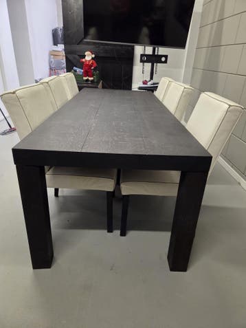 Vol massief eiken tafel met 6 wit leren stoelen