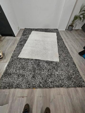 Twee zachte tapijten: grijs en wit