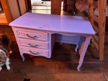 Vintage lila bureau met lades